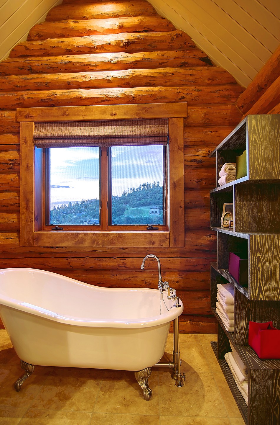 Colorado-log-cabin-teen-bedroom-tub-area