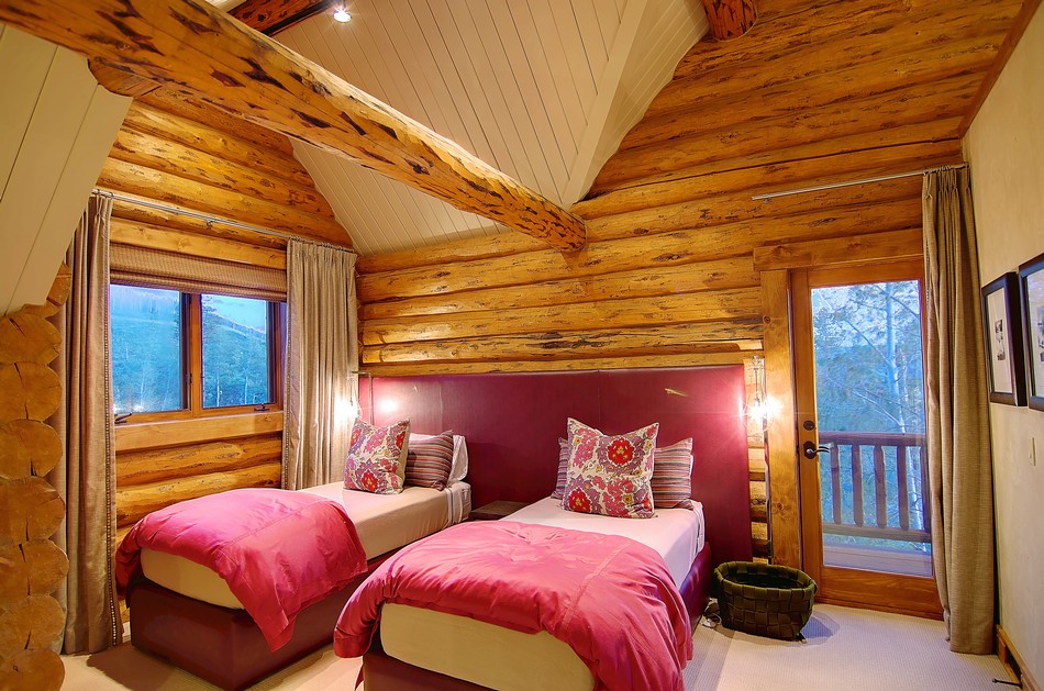 Colorado-log-cabin-teen-bedroom