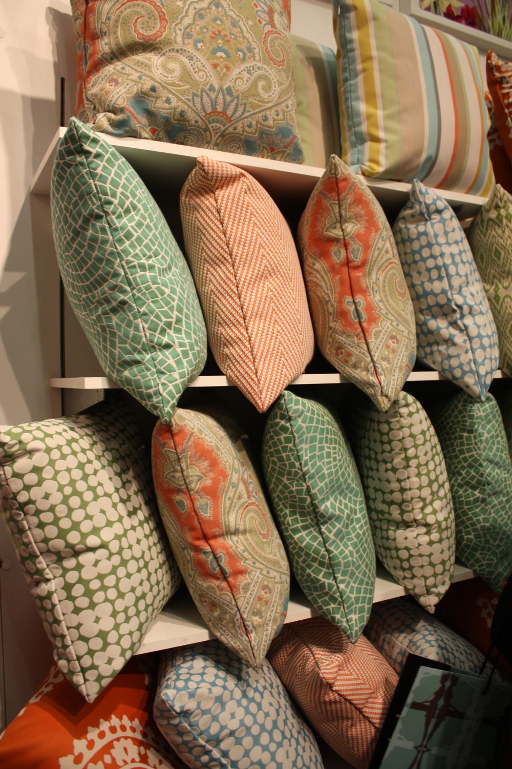 Colorful Pillows To Decorate The rooms