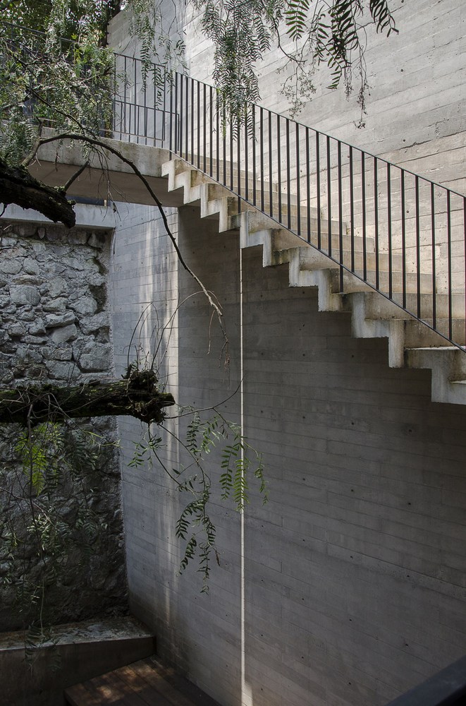 Concrete and steel staircase design