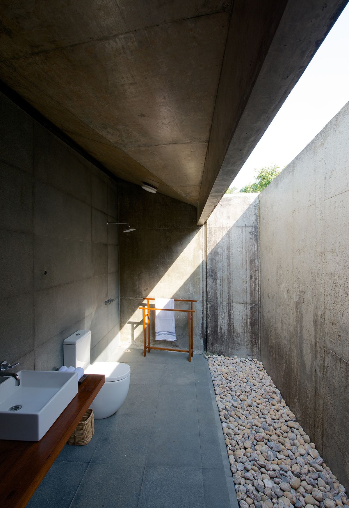 Concrete architecture with an open shower design