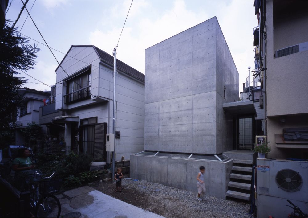 Concrete house in Japan by Atelier Tekuto