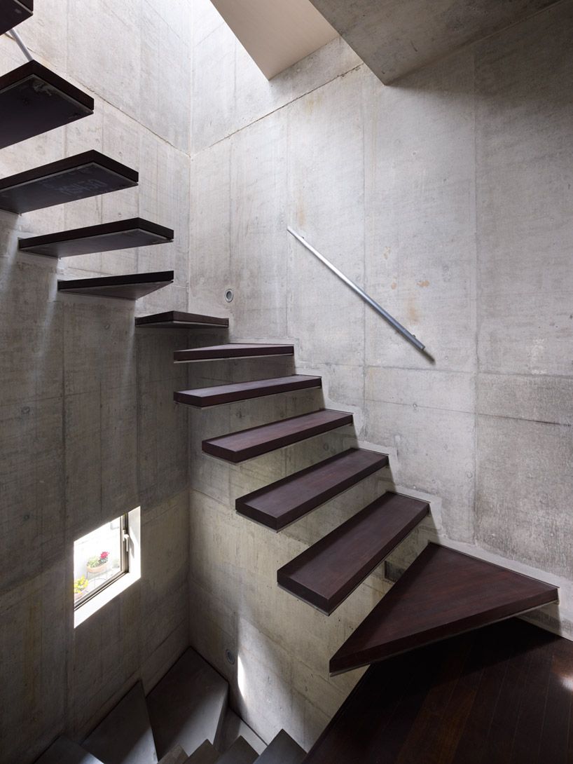 Concrete shelton's house floating stairs