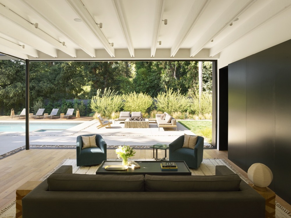 Connecting the Inside and Outside living room