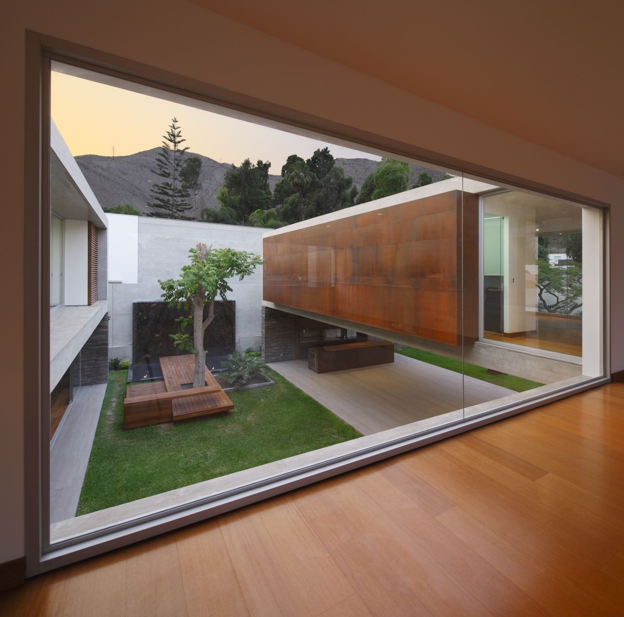 Contemporary La Planicie House Courtyard