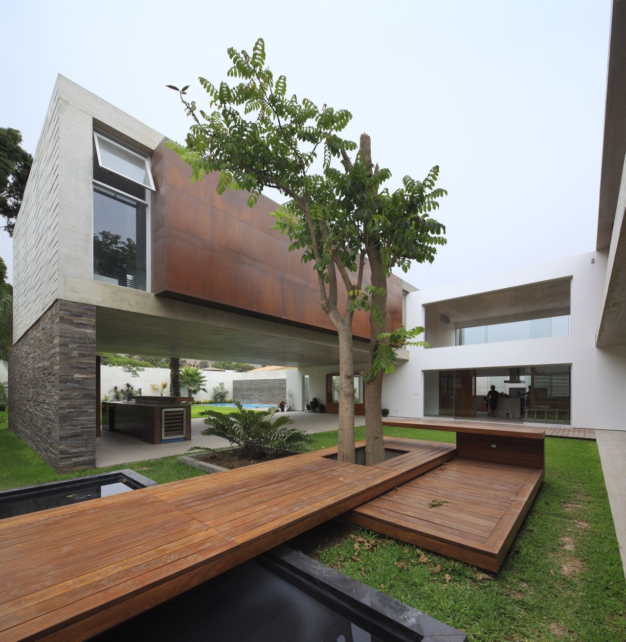 Contemporary La Planicie House With a beautiful Courtyard