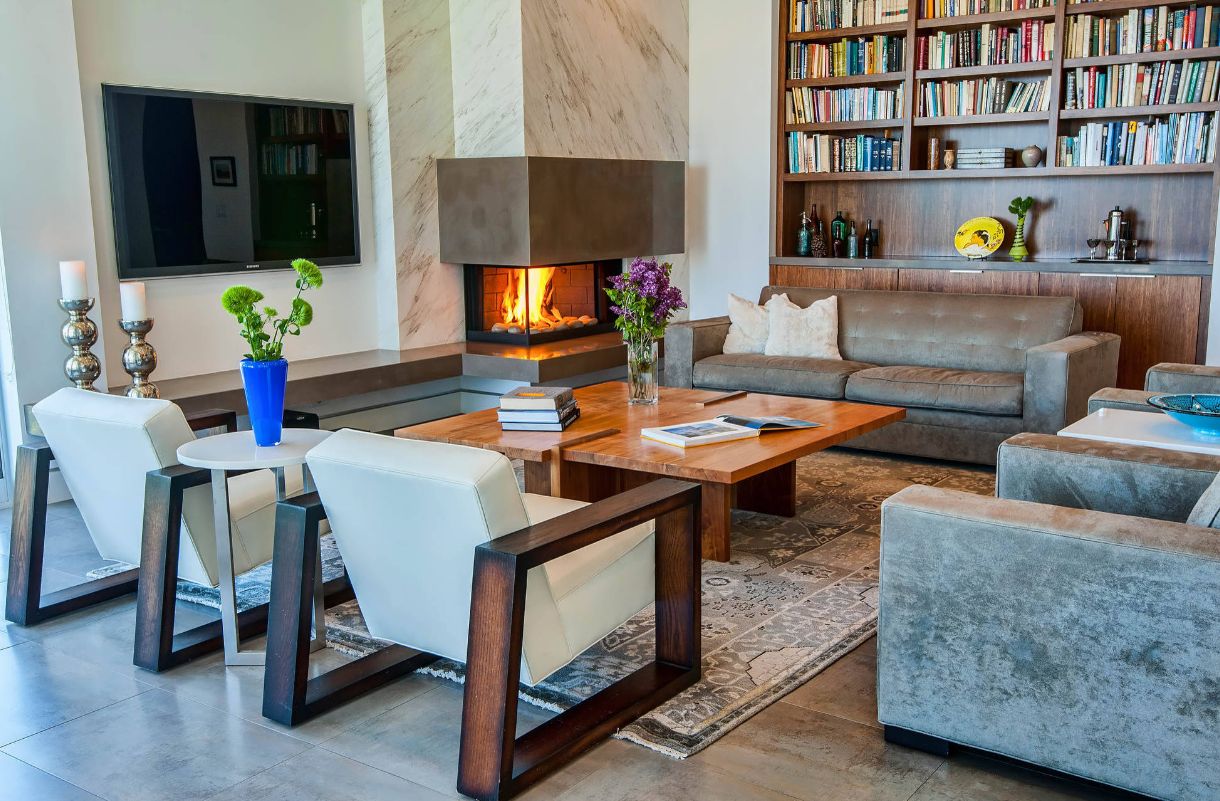 Contemporary living room deiggn with modern armchairs and corner fireplace