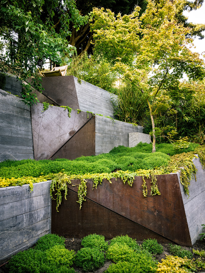 Contemporary urban garden in Californa house by Mary Barensfeld Architecture - large watering steel retaining walls