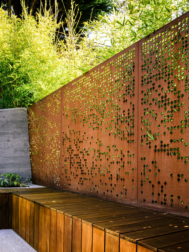 Contemporary urban garden in Californa house by Mary Barensfeld Architecture - privacy walls