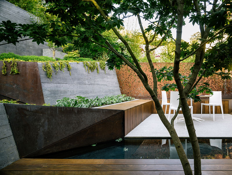 Contemporary urban garden in Californa house by Mary Barensfeld Architecture - retaining walls