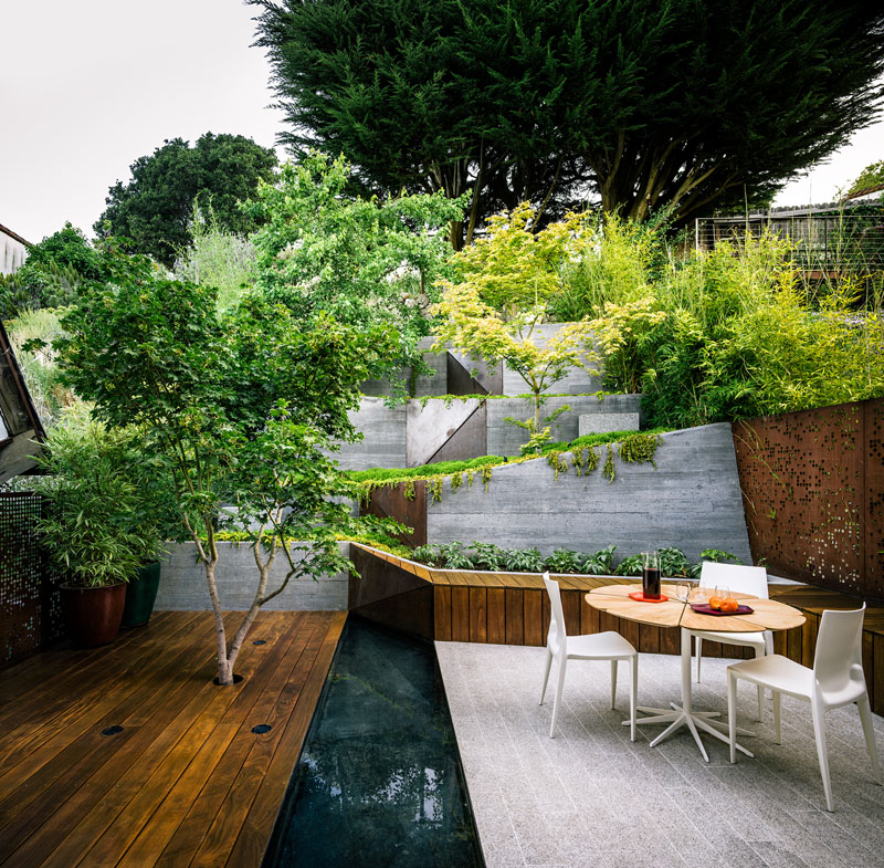 Contemporary urban garden in Californa house by Mary Barensfeld Architecture - water feature