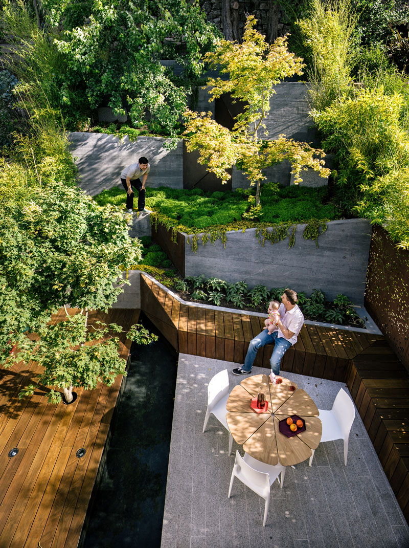 Contemporary urban garden in Californa house by Mary Barensfeld Architecture