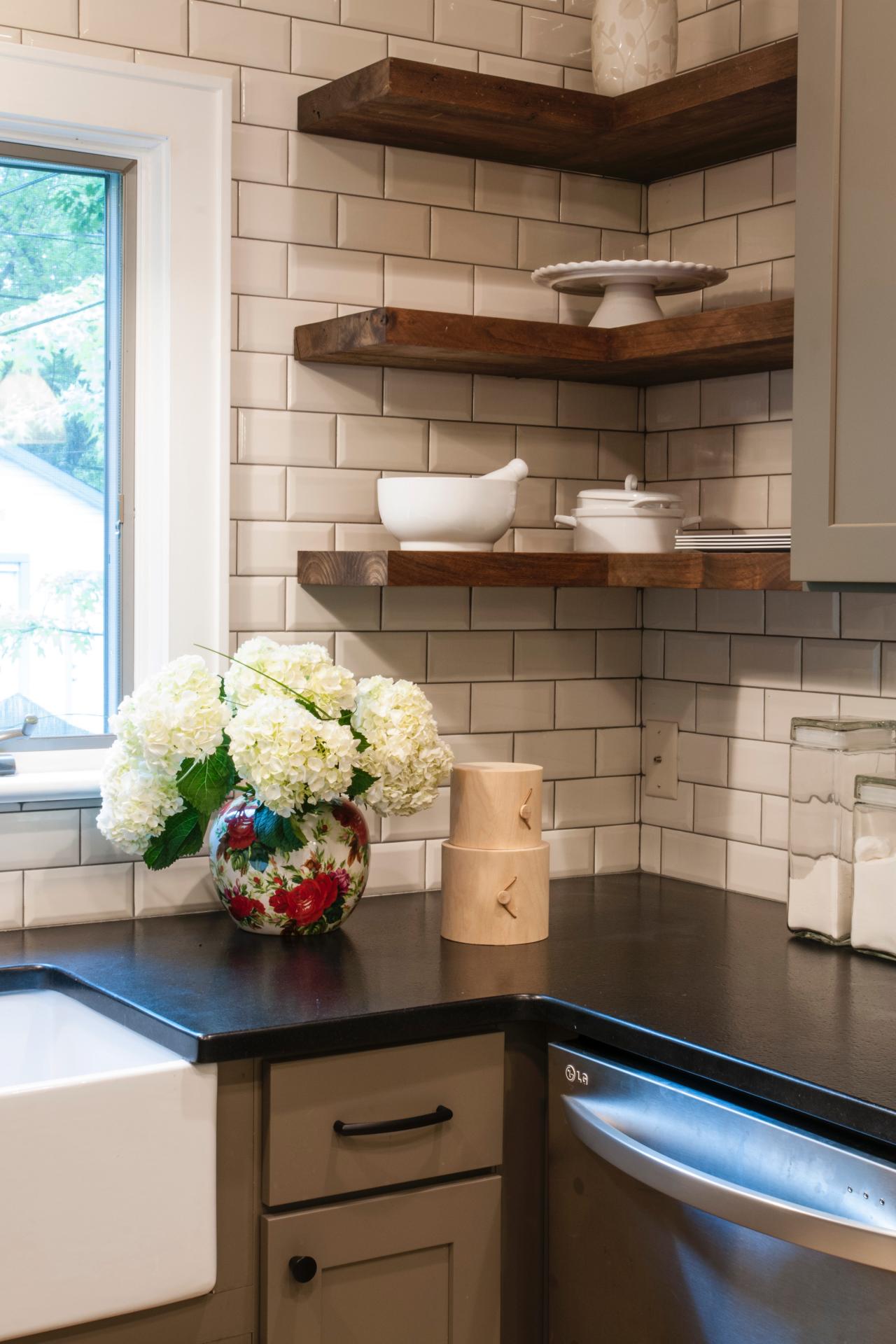 Corner kitchen shelves