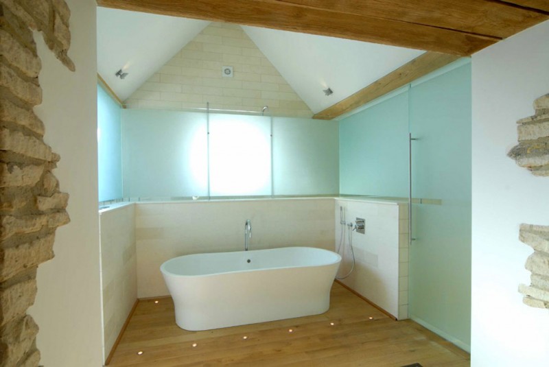 Cotswolds Barn Bathroom