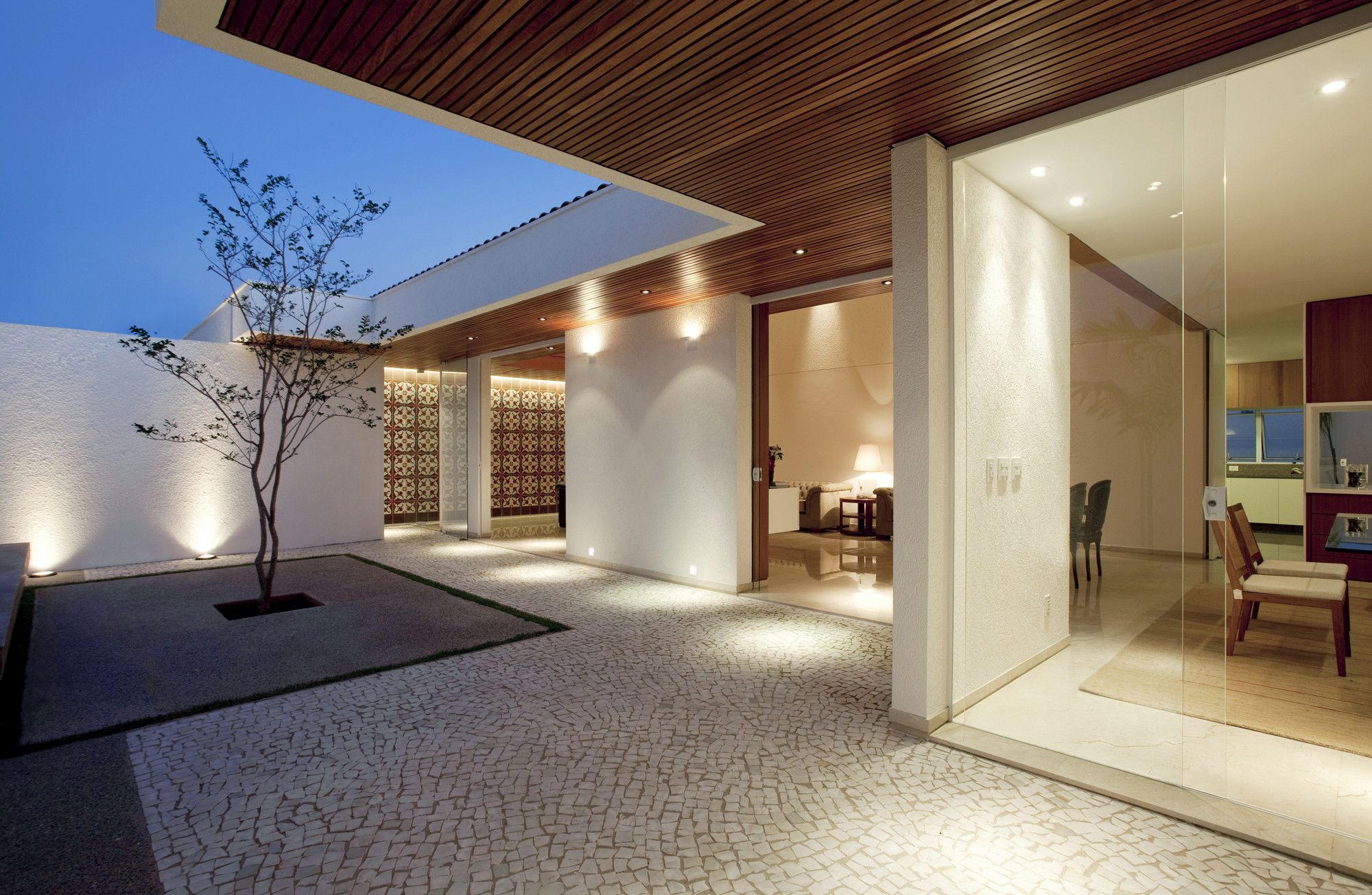 Courtyard Gedda House by Mustafá Bucar Arquitetura