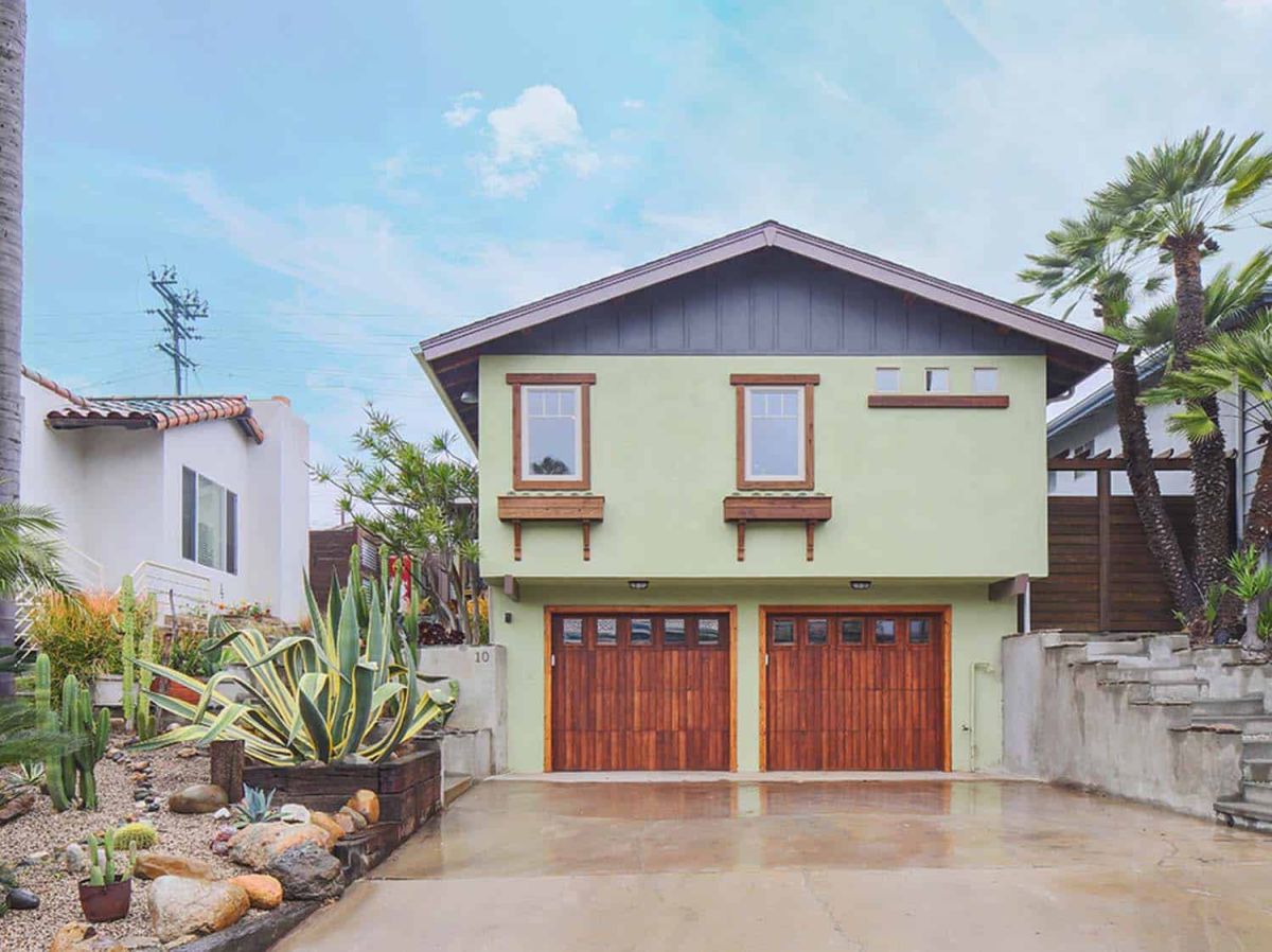 This Vintage House Combines Craftsman Style With a Farmhouse Vibe