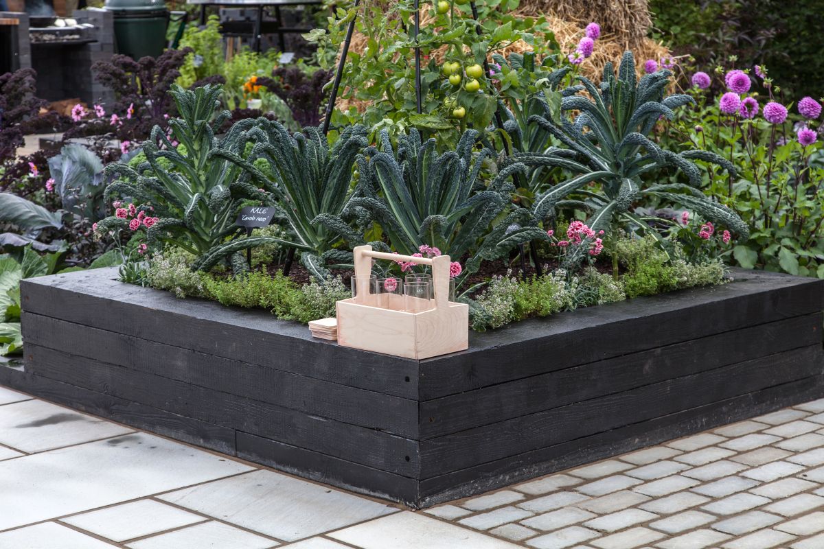 The wide rim of a large garden planter can double as a bench