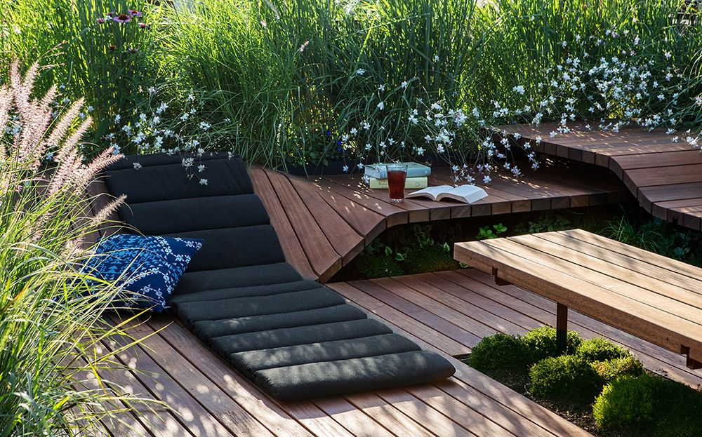 Curved deck creating comfortable seating