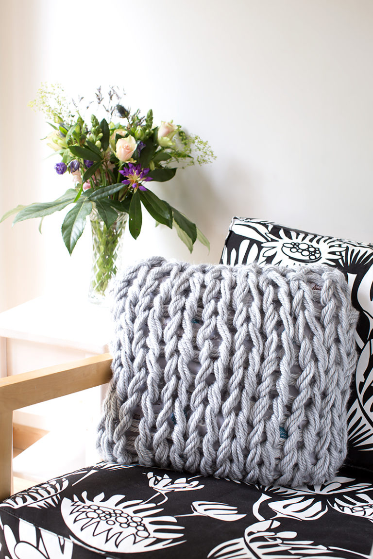 DIY Arm Knitting Yarn Cushion Cover