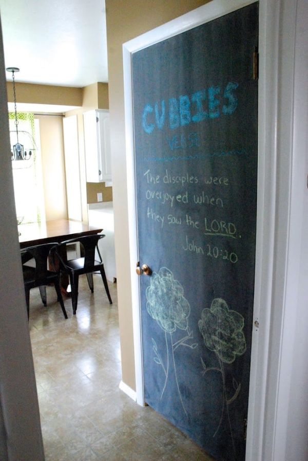 DIY CHALKBOARD PANTRY DOOR