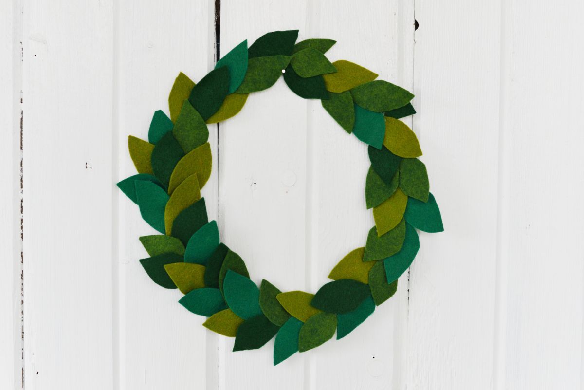 DIY Christmas Felt Leaf Wreath