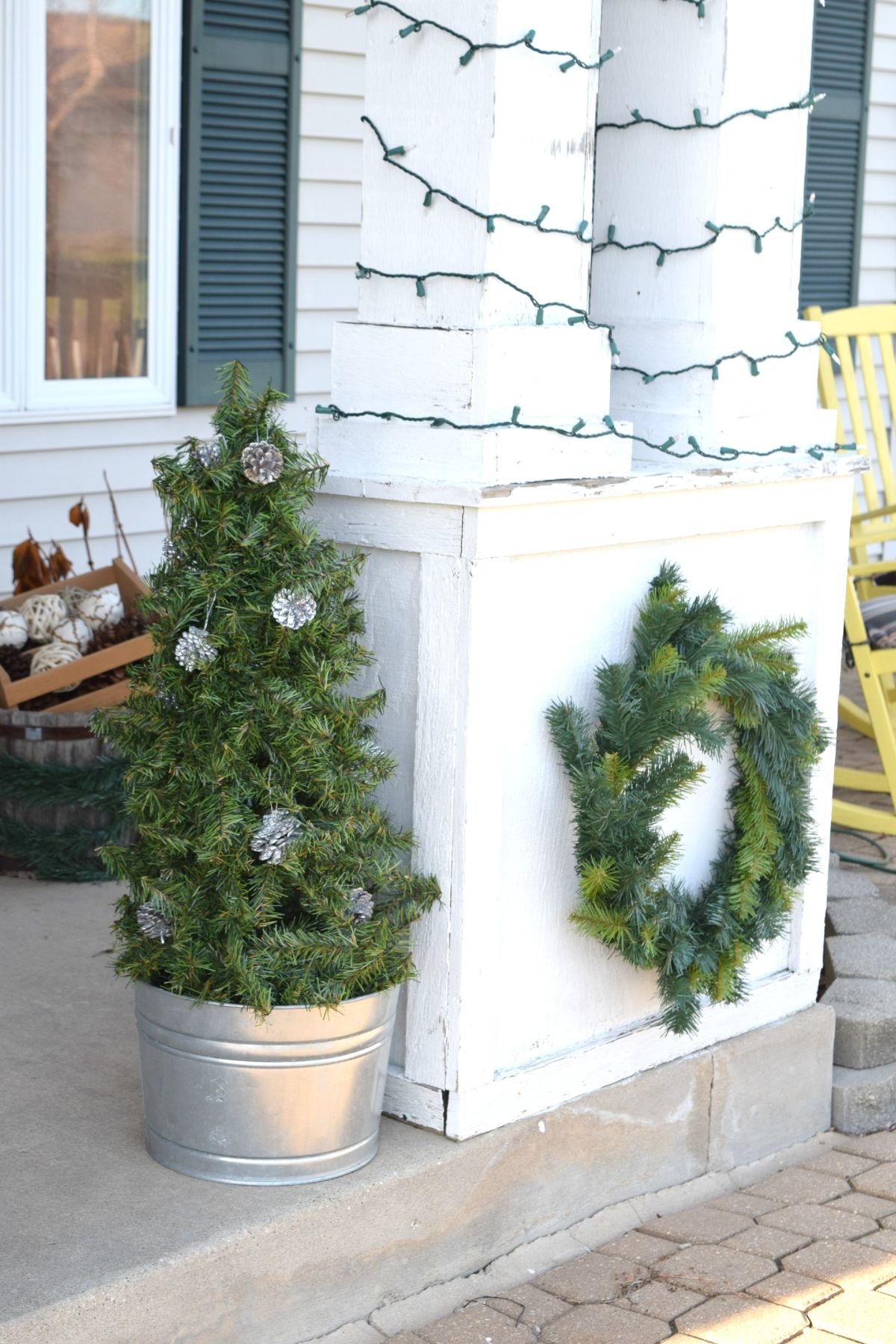 DIY Christmas Topiary From A Basic Tomato Cage