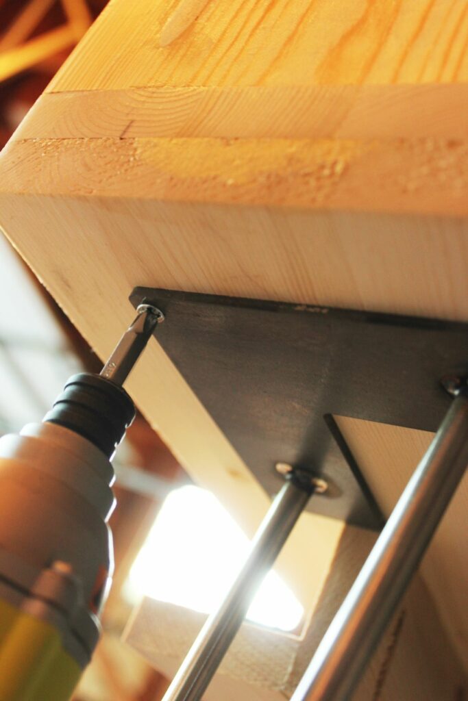 how to mount hairpin legs