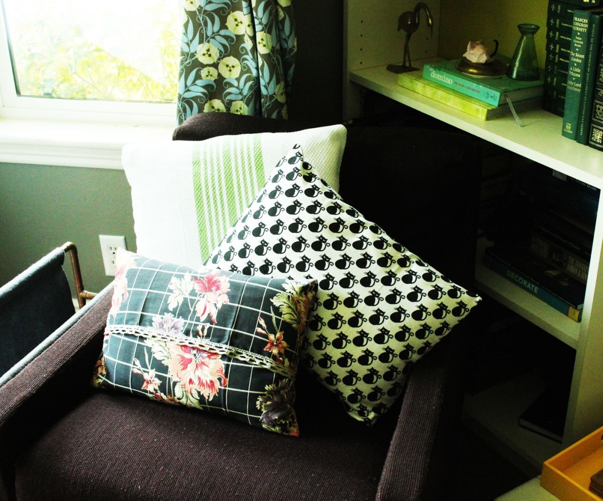 DIY Dish Towel Pillows Dish towels may not sound sophisticated