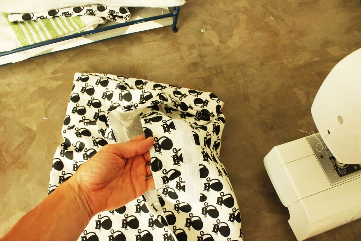 DIY Dish Towel Pillows Turn the dish towel pillow