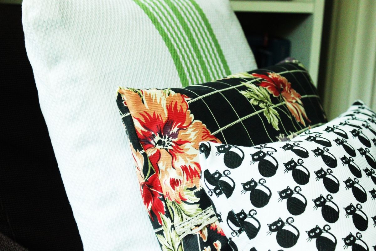 DIY Dish Towel Pillows good idea to choose dish towels