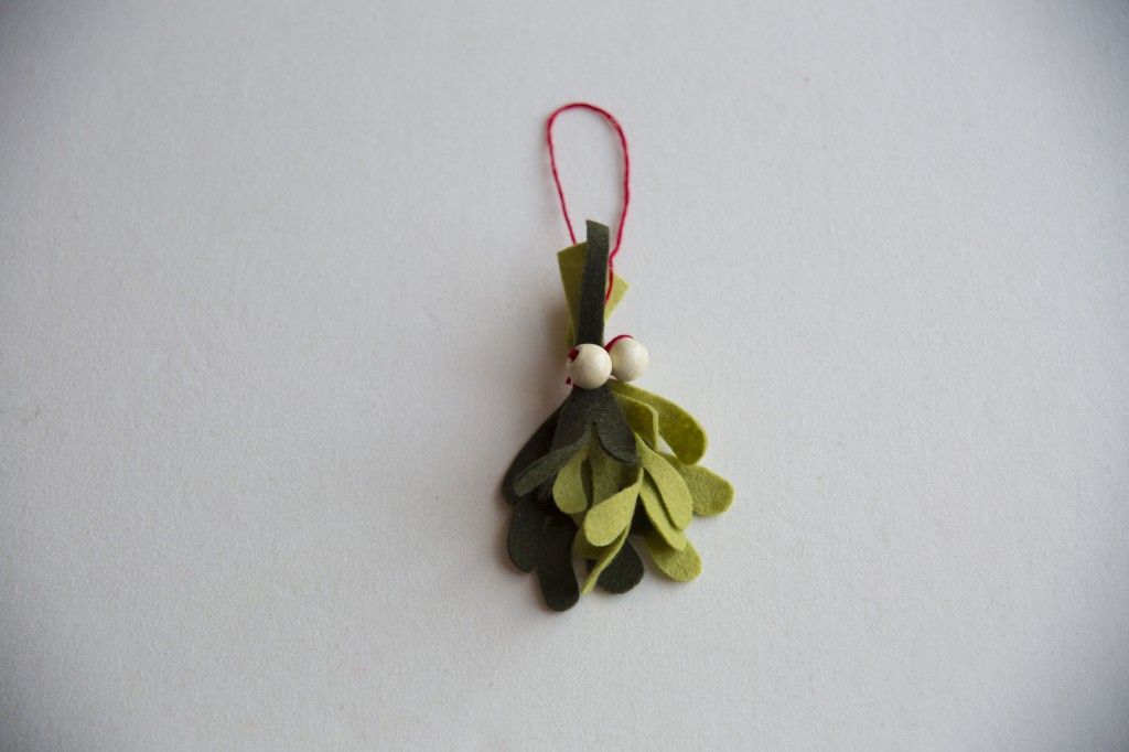 DIY Felt Mistletoe