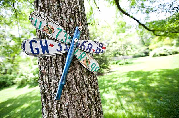 DIY Garden License Plate Dragonfly