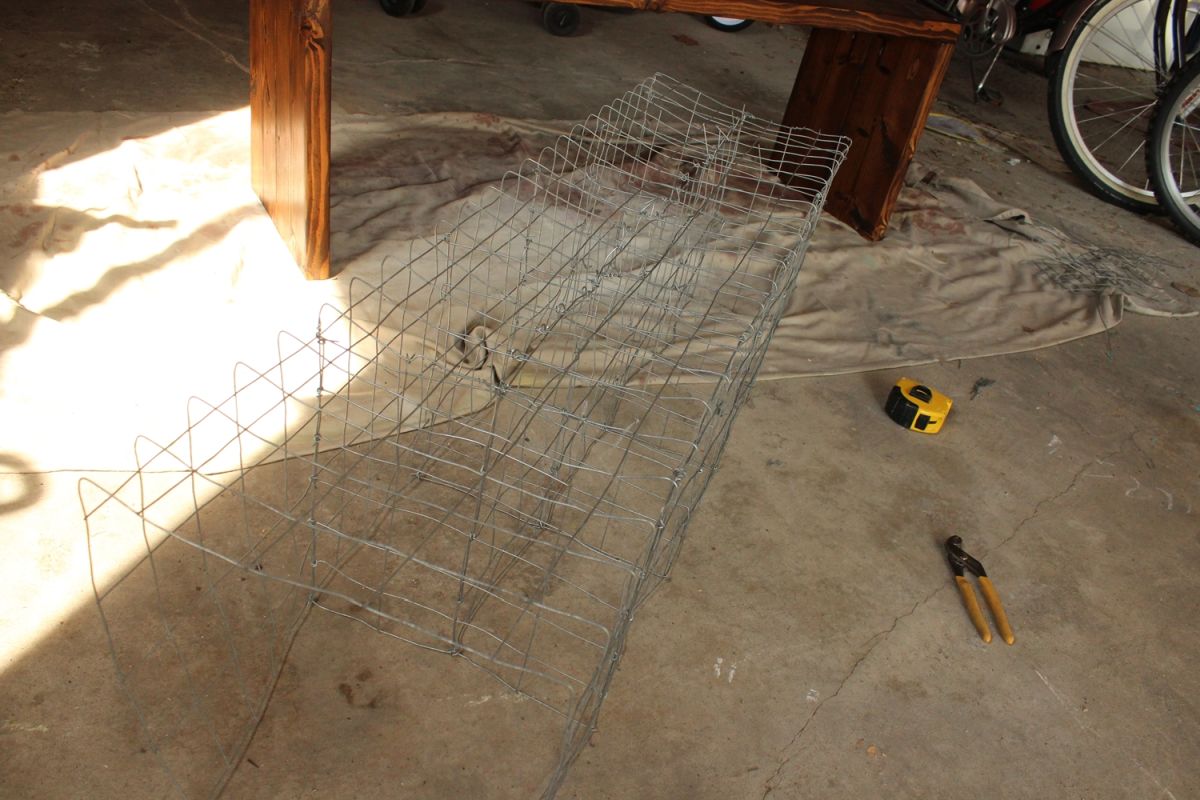 DIY Industrial Bench- wire storage