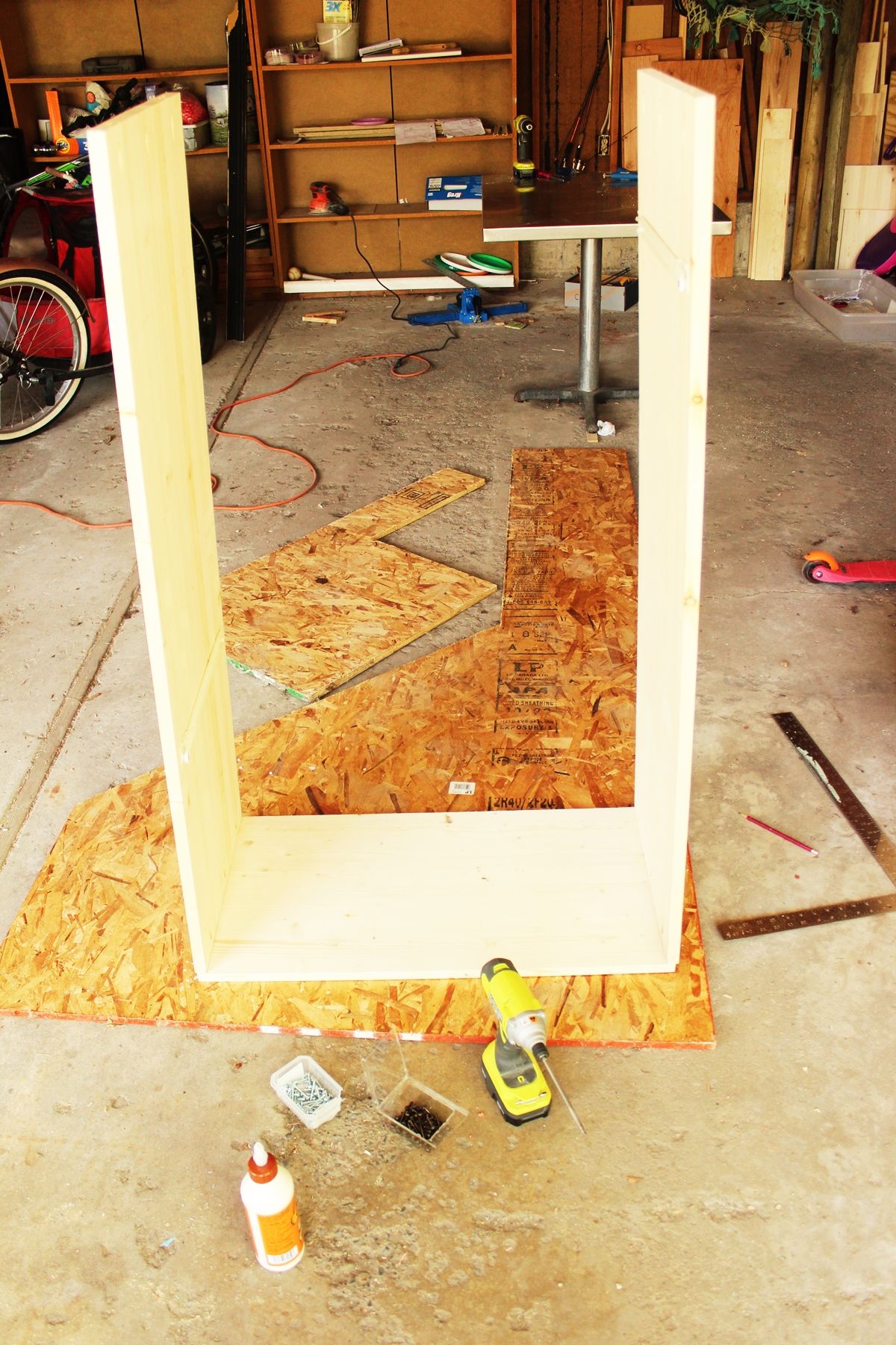 DIY Modern Wooden Dresser right angle clamp to secure the side slabs