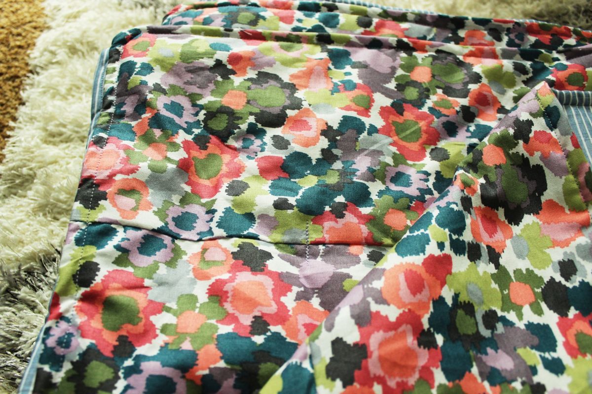 DIY Reversible Summer Quilt stitches all over your quilt are hardly noticeable