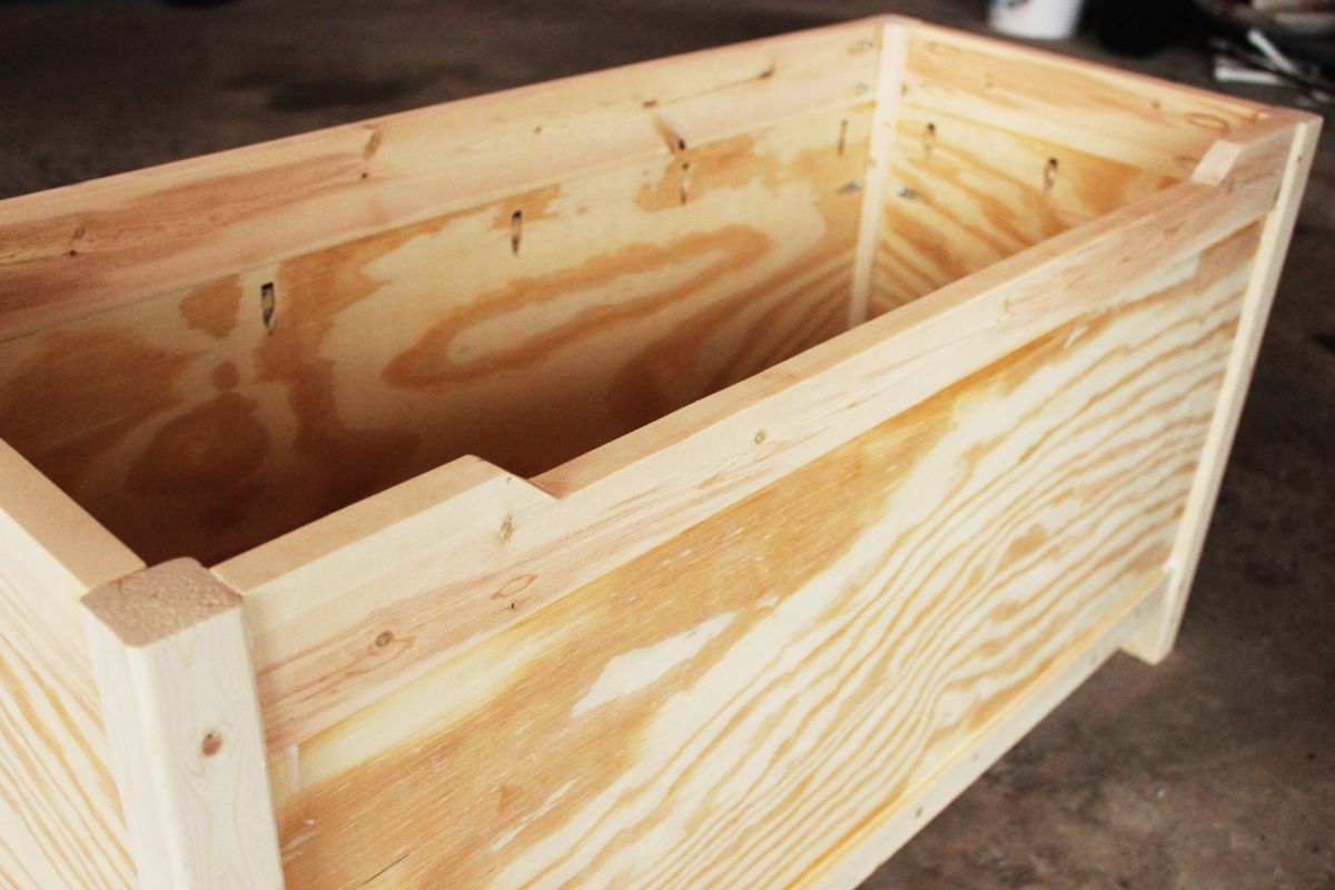 DIY Toy Box finger hold gives it such a nice touch