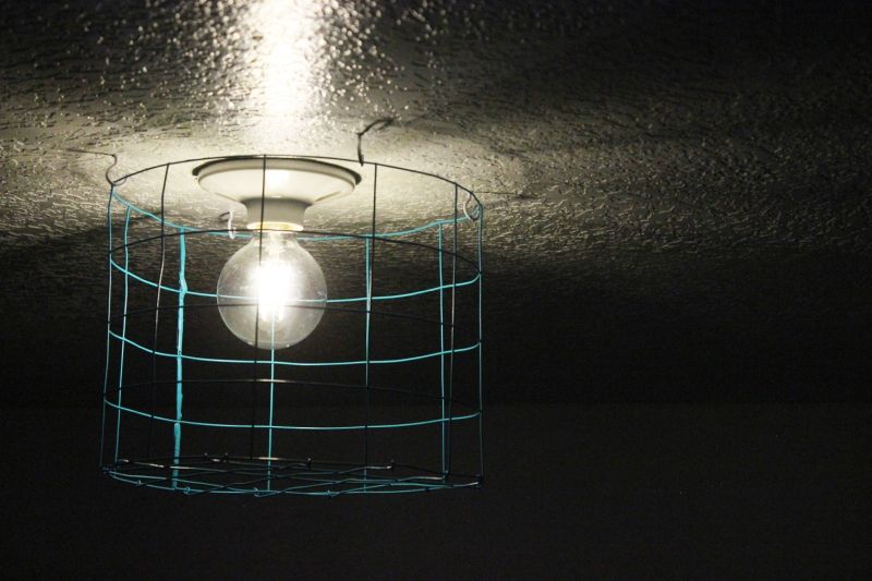 How to create a wire ceiling lamp