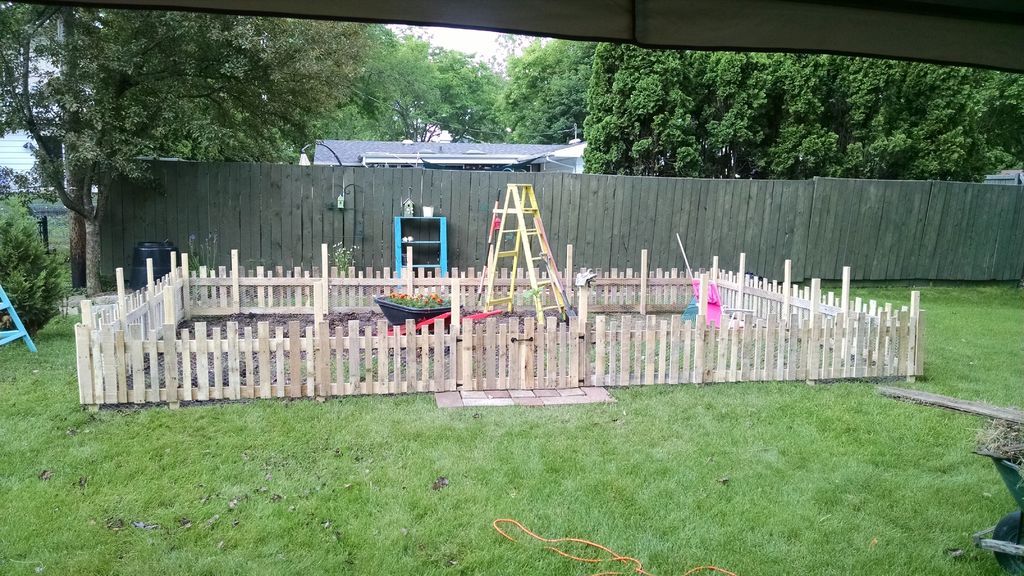 DIY pallet picket fence