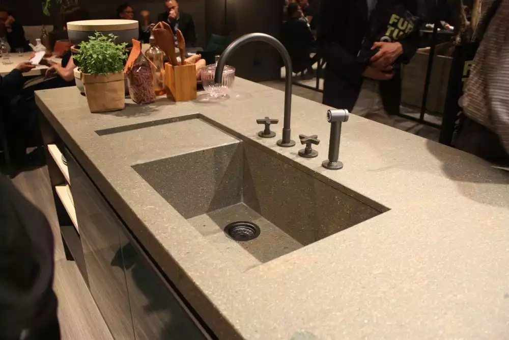 Dada sink with drainer