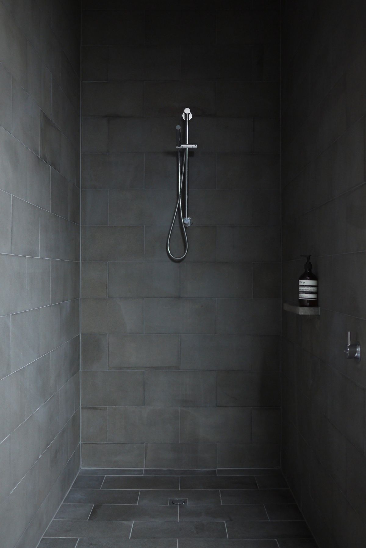 Dark porcelain tiles shower design