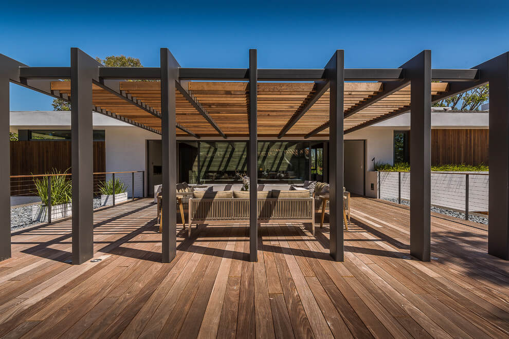 Deck and pergola perfect for a modern house