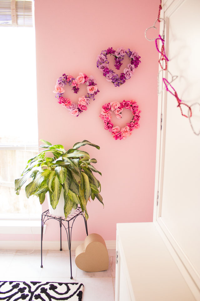 Decorate the wall with mini heart flowers wreath