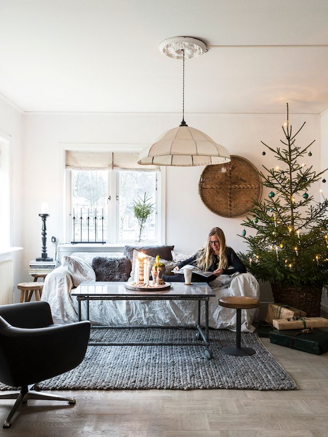 Decorating a scandinavian living room for Christmas