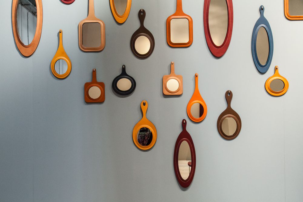 Decorating a wall with small mirrors