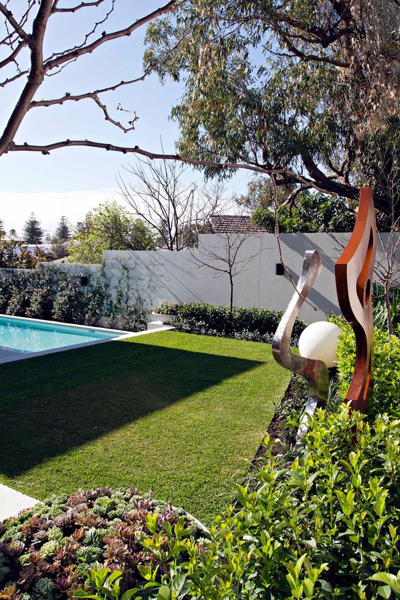 Decorating the backyard landscape with lish vegetation and sculptures