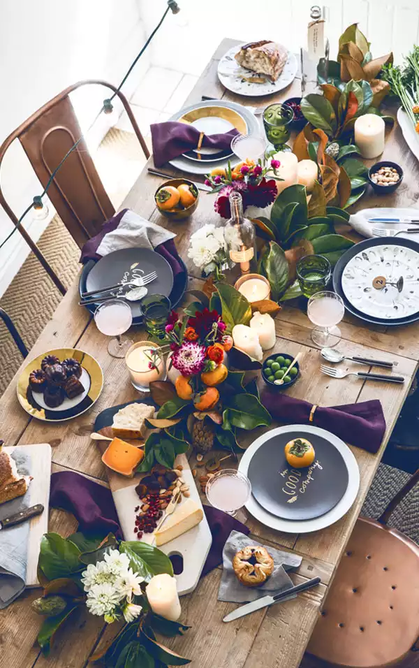 Decorating the thanksgiving table with plates