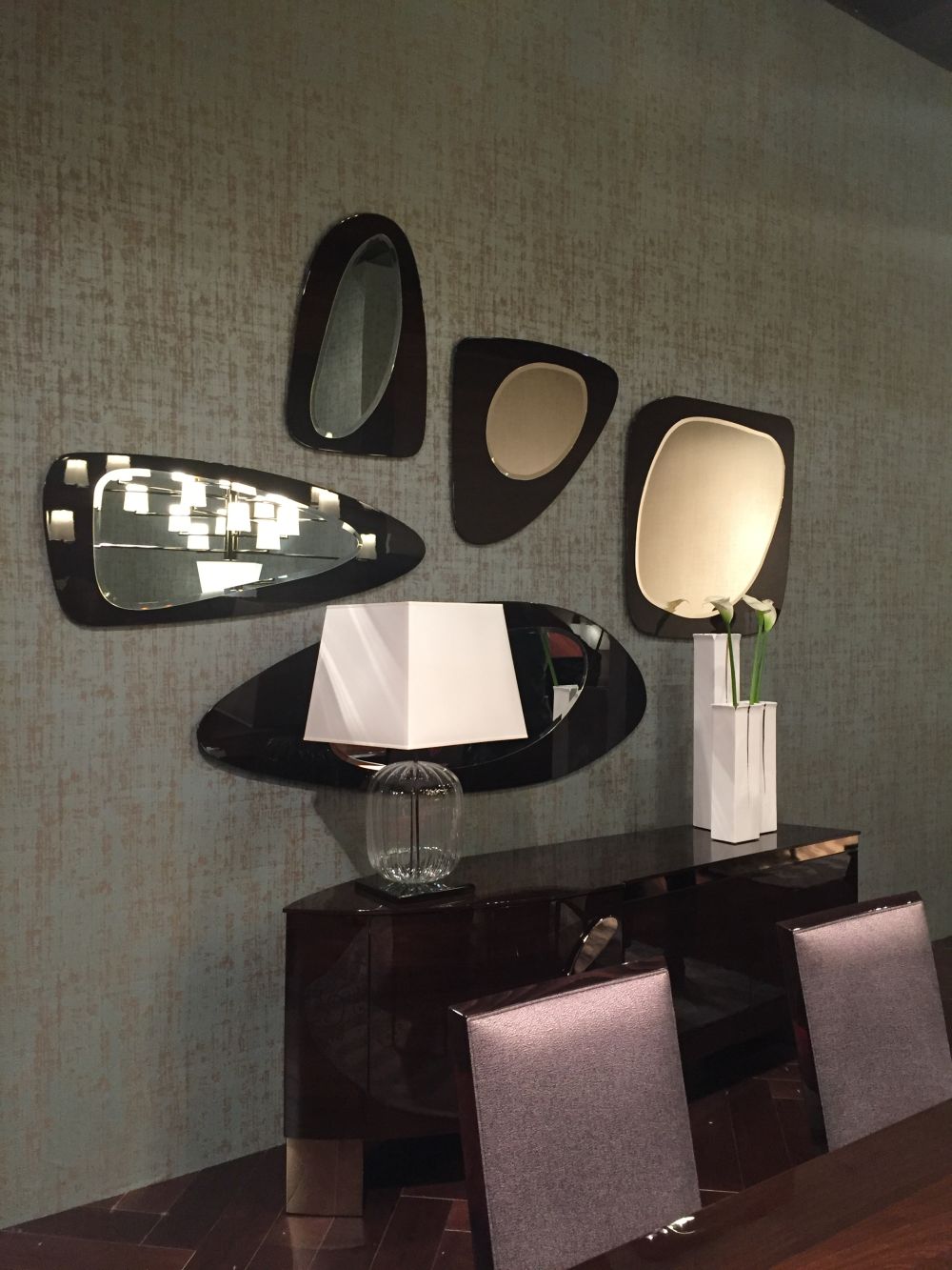 Decorating the wall with different mirrors