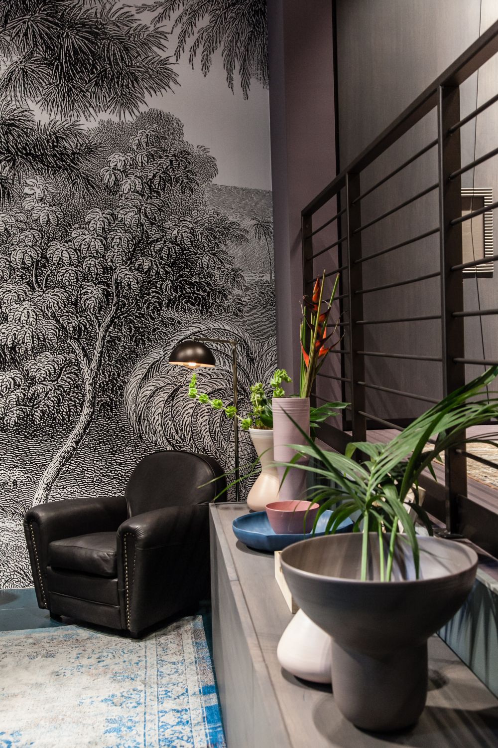 Decorating the walls with large floral leaf patterns