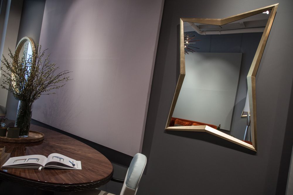 Decorative mirror featuring geometric shape