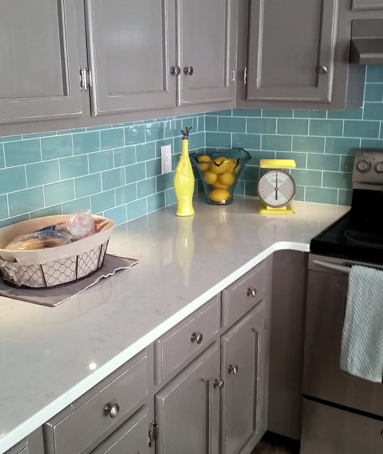 Design Your Kitchen Backsplashes With Glass Tile